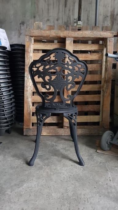 Cast aluminum chair – powder coated according to request