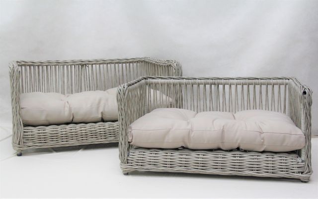 Straight waving wicker dog bed
